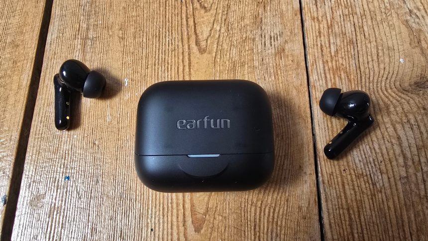 Auriculares EarFun Air Pro 4 Plus sobre fondo blanco