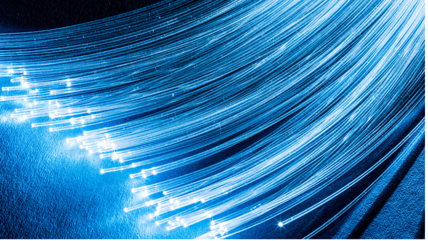 Cables de fibra óptica apilados en bodega