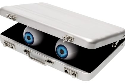 Maleta con ojos saltones que alberga un chatbot en maleta Sparky