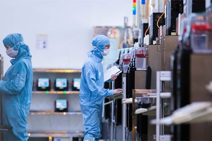 Líneas de producción de semiconductores con equipos de fabricación