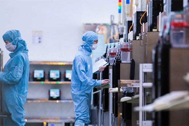 Líneas de producción de semiconductores con equipos de fabricación