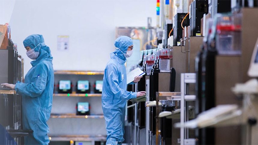 Líneas de producción de semiconductores con equipos de fabricación