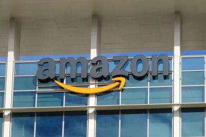 Empleados de Amazon utilizando herramientas de inteligencia artificial