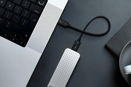 Carcasa SSD Satechi DotDisk con refrigeración activa en primer plano
