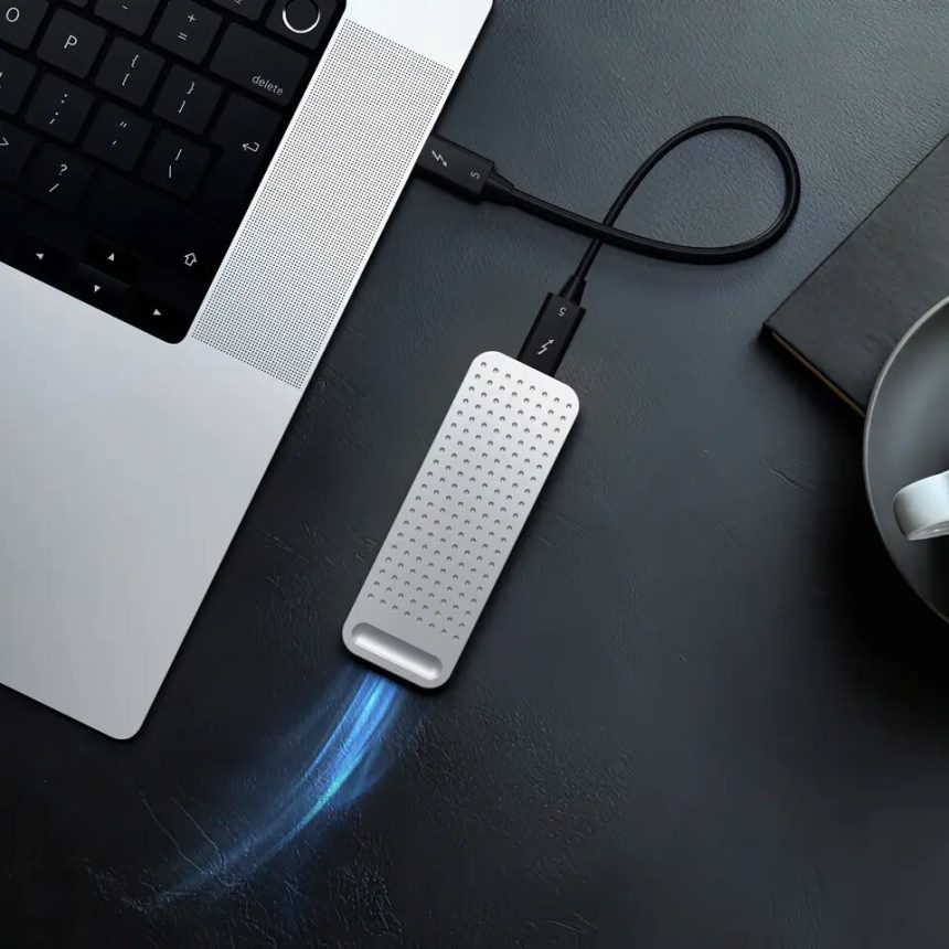 Carcasa SSD Satechi DotDisk con refrigeración activa en primer plano