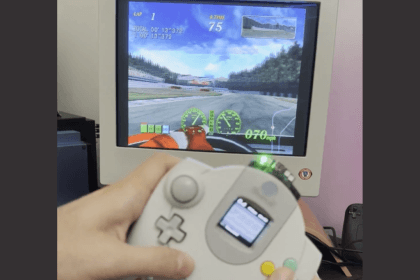 Kit BitLink DC de 8BitMods mostrando el adaptador para mando Dreamcast