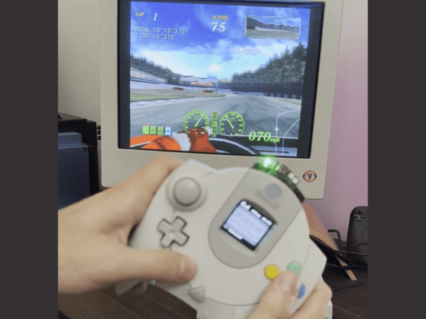 Kit BitLink DC de 8BitMods mostrando el adaptador para mando Dreamcast