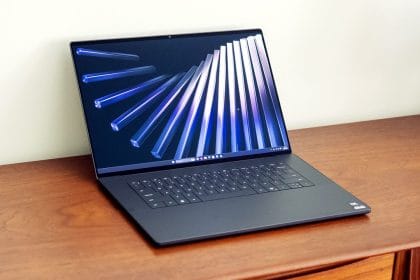 Portátil Dell XPS 16 2026 abierto mostrando su pantalla OLED