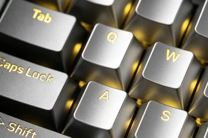 Prototipo de keycaps metálicas shine-through de Awekeys vista frontal