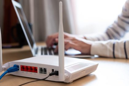 Dron y router tecnológico con la bandera de Estados Unidos