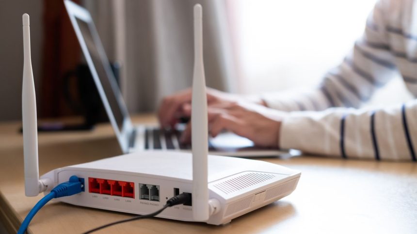 Dron y router tecnológico con la bandera de Estados Unidos