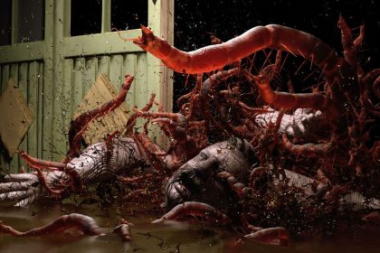 Captura de pantalla de The Sinking City 2 mostrando al detective en un entorno oscuro y tenebroso