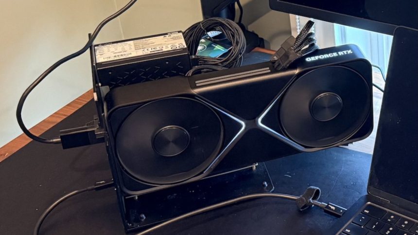 MacBook Pro M5 Max con dock eGPU y RTX 5090