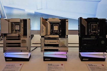Placa base para PC sobre mesa