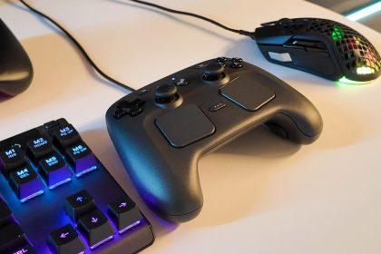 Caja del Steam Controller sobre una mesa junto a una pantalla con Steam abierto