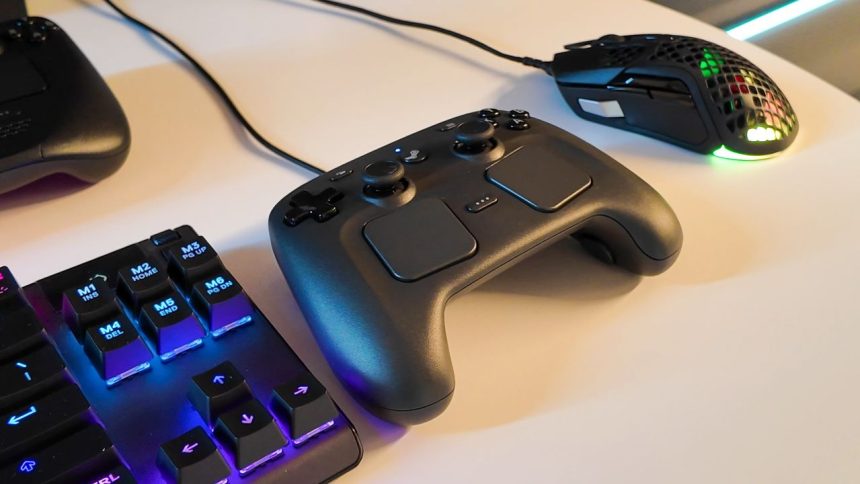 Caja del Steam Controller sobre una mesa junto a una pantalla con Steam abierto