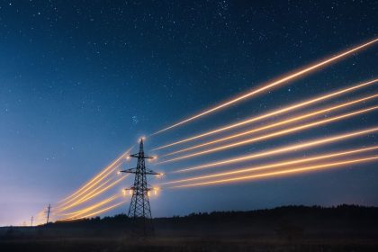 Centro de datos con filas de servidores y luces azules