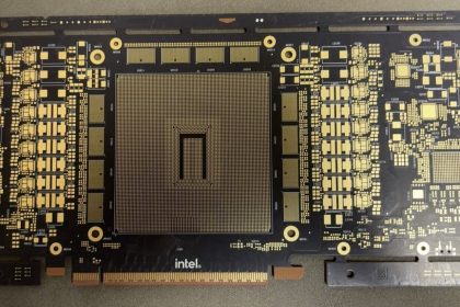 PCB filtrado Intel Crescent Island con anotaciones Xe3P 160 GB LPDDR5X y conector 16 pines