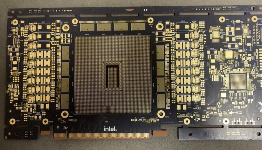 PCB filtrado Intel Crescent Island con anotaciones Xe3P 160 GB LPDDR5X y conector 16 pines
