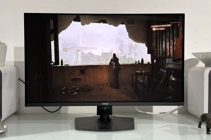 Monitor 4K 240 Hz con conexión DisplayPort 2.1 y cable DP80 certificado