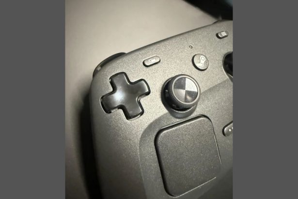 Steam Controller en su caja sobre una mesa
