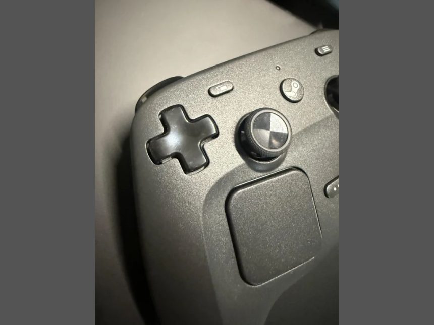 Steam Controller en su caja sobre una mesa