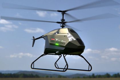 Dron escolta junto a un helicóptero Apache