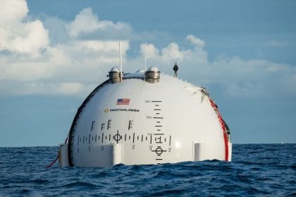 Nodo autónomo de Panthalassa en el océano