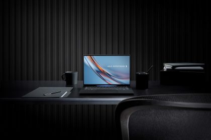 Portátil ASUS ExpertBook Ultra abierto en escritorio