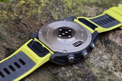 Smartwatch Garmin Fenix 8 mostrando interfaz de navegación
