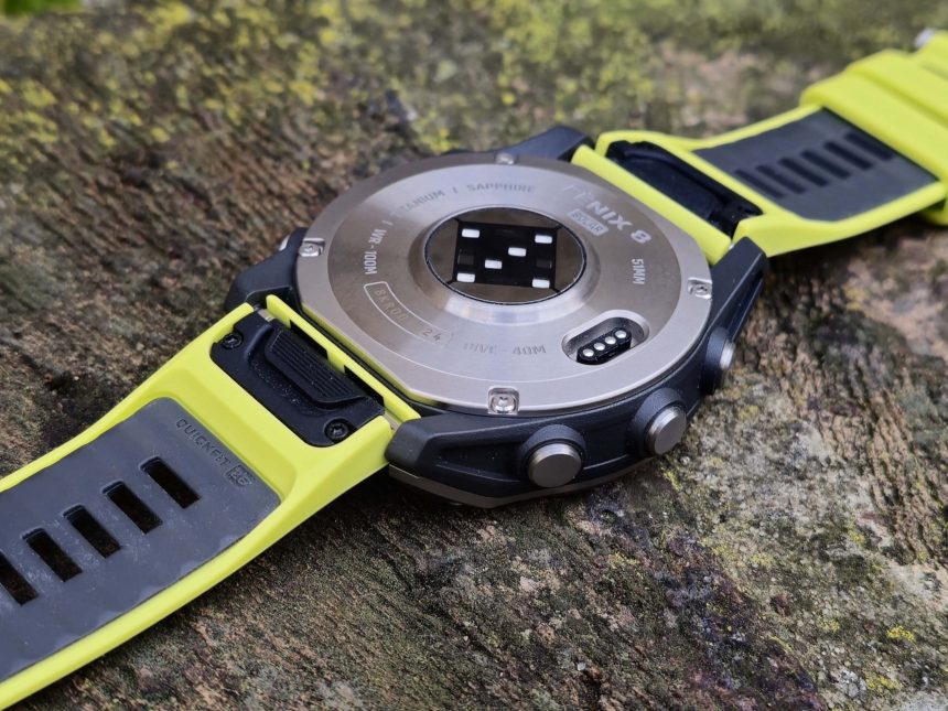 Smartwatch Garmin Fenix 8 mostrando interfaz de navegación