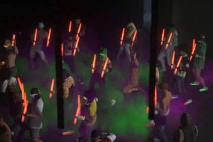 Interior de club subterráneo en GTA RP con multitud de jugadores