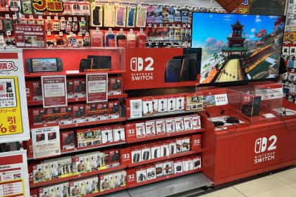 Consola Nintendo Switch 2 con mando sobre fondo neutro