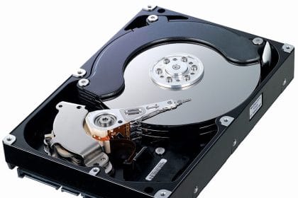 Discos duros HDD y SSD apilados