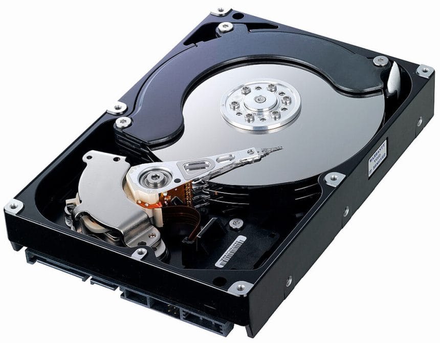 Discos duros HDD y SSD apilados