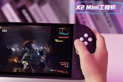 Imagen del OneXPlayer X2 Mini mostrando sus mandos desmontables y pantalla OLED