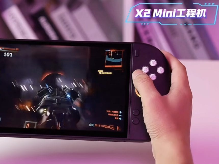 Imagen del OneXPlayer X2 Mini mostrando sus mandos desmontables y pantalla OLED