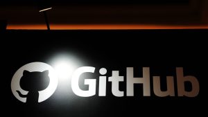 Logotipo de GitHub sobre fondo oscuro