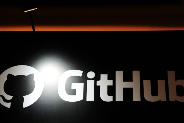 Logotipo de GitHub sobre fondo oscuro