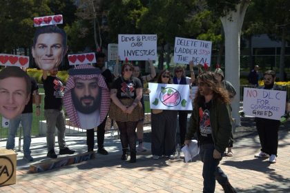 Protesta frente a la sede de Electronic Arts contra la adquisición por Arabia Saudí