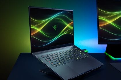 Portátil Razer Blade 16 abierto mostrando pantalla y teclado