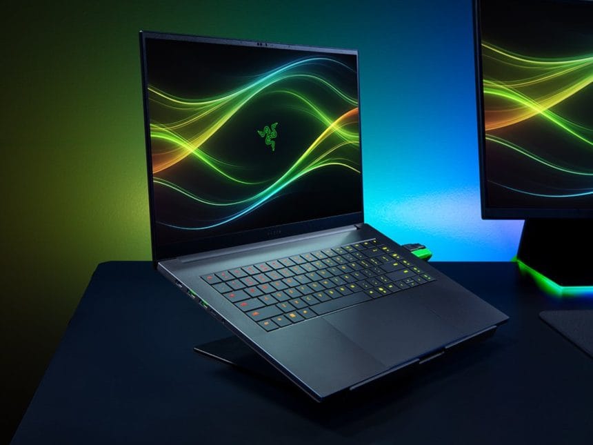 Portátil Razer Blade 16 abierto mostrando pantalla y teclado