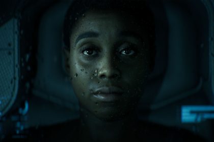 Captura de Directive 8020 mostrando la ambientación espacial y los personajes