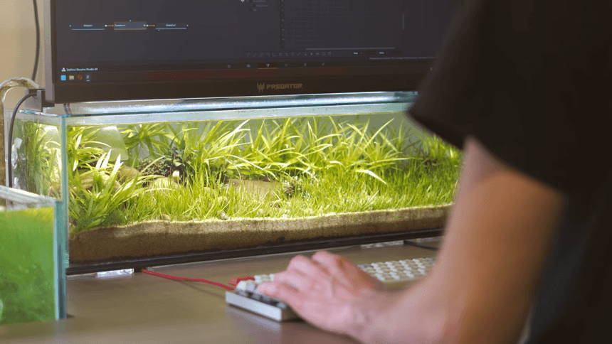 Acuario para escritorio situado bajo dos monitores Acer Predator