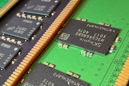 Módulo de memoria DDR5 junto a uno falso para comparación