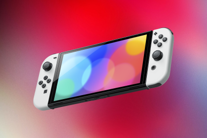 Consola Nintendo Switch en mano de un usuario