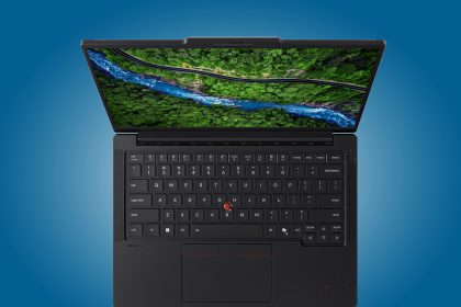 Lenovo ThinkPad P14s Gen 7 abierto mostrando la pantalla OLED
