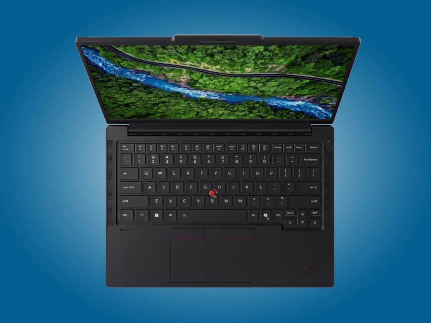 Lenovo ThinkPad P14s Gen 7 abierto mostrando la pantalla OLED