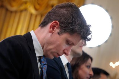 Reunión entre ejecutivos tecnológicos y funcionarios de la Casa Blanca para discutir la regulación de modelos de IA
